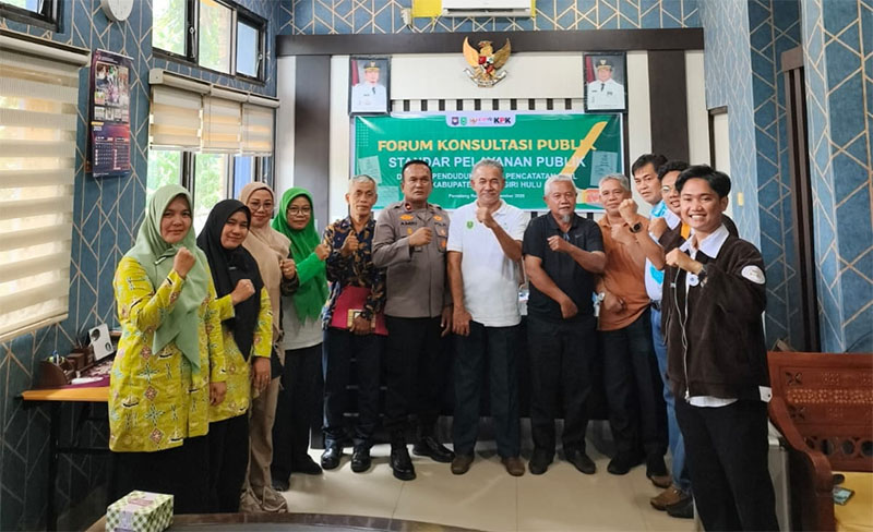 Kadisdukcapil Inhu, Syaiful Bahri SSos (baju putih) foto bersama dengan perwakilan peserta FKP, Jumat (19/9/2025).