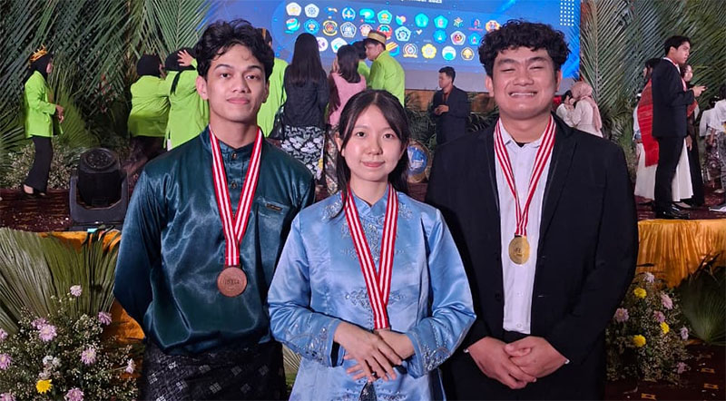 Iksan (kiri), Kelly (tengah) dan Joshua, mahasiswa Politeknik Caltex Riau berhasil meraih juara pada ajang Indonesia Polytechnic English Championship 2025.