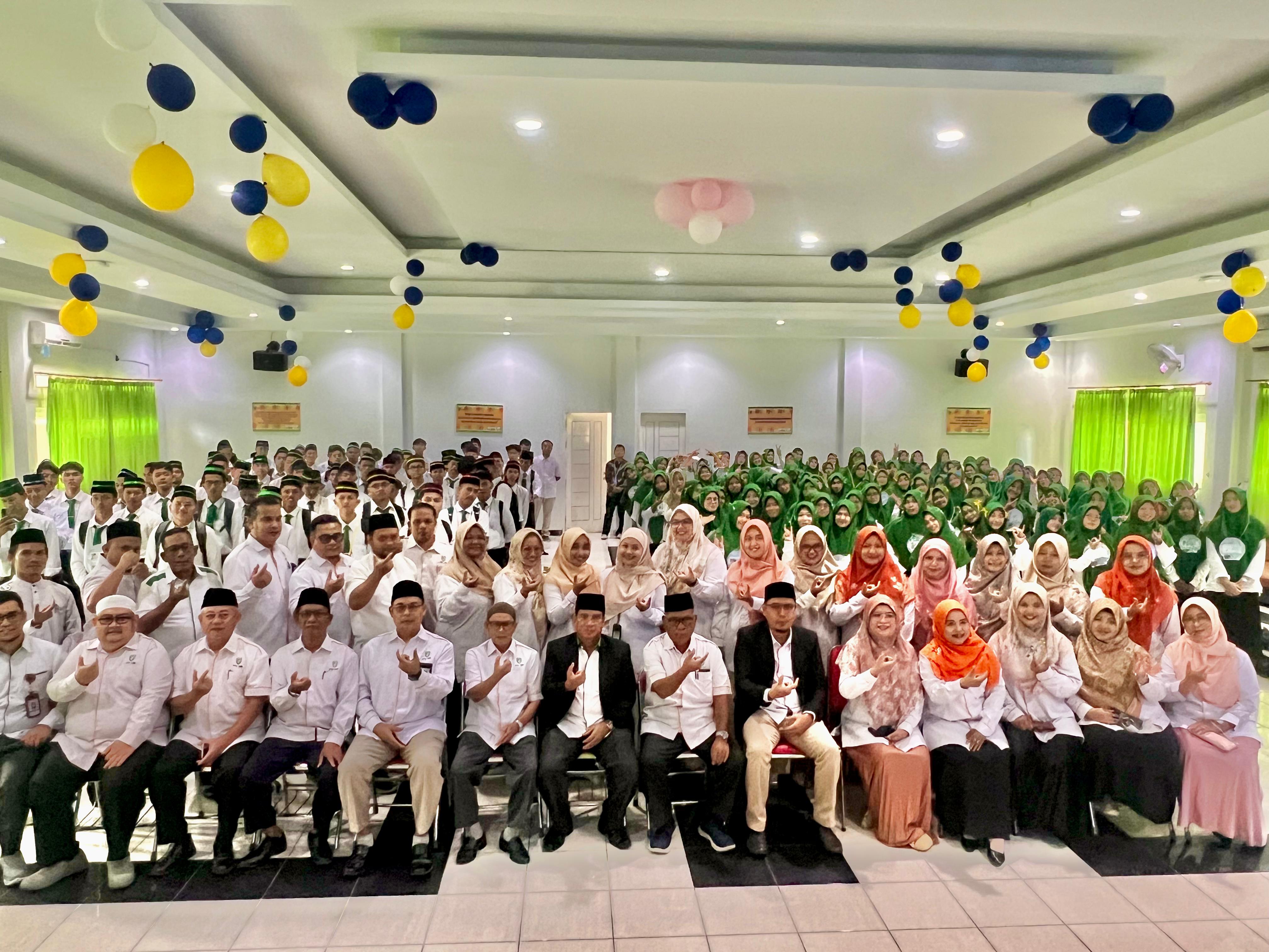 Civitas akademika Fakultas Agama Islam (FAI) Universitas Islam Riau (UIR) foto bersama  momen Pengenalan Kehidupan Kampus Mahasiswa Baru (PKKMB), Rabu (17/9/2025).