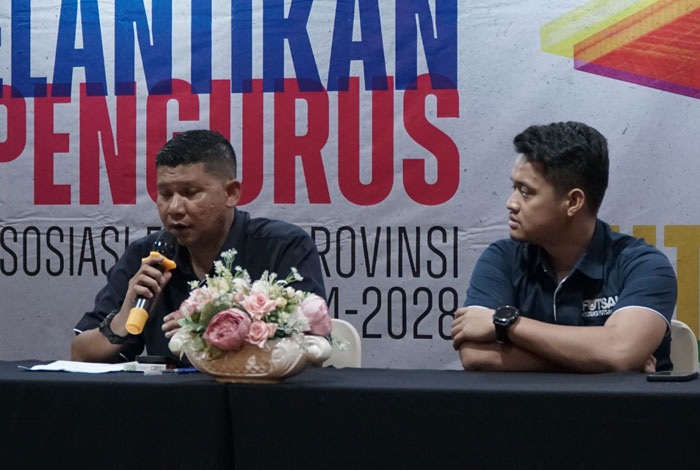 Ketua AFP Riau Rendra Febriyanto (kiri)  didampingi Sekretaris Umum Doly San David memaparkan program kerja AFP Riau, baru-baru ini. Salah satu futsal Piala Gubernur Riau.