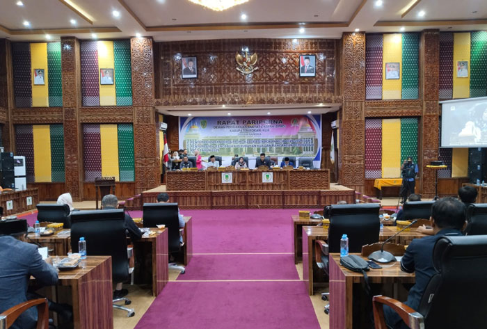 Ketua DPRD Rohil Ilhammi STrKeb memimpin paripurna di Bagansiapiapi, Kamis (18/9/2025) malam.