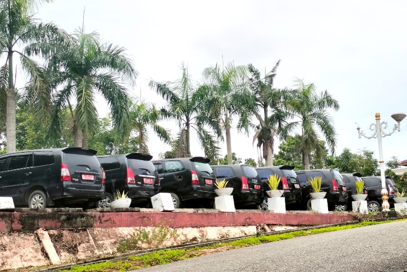 Sejumlah kendaraan dinas roda empat merek Kijang Innova yang dilelang parkir di Rumdis Bupati Rohul, Kamis (18/9/2025).