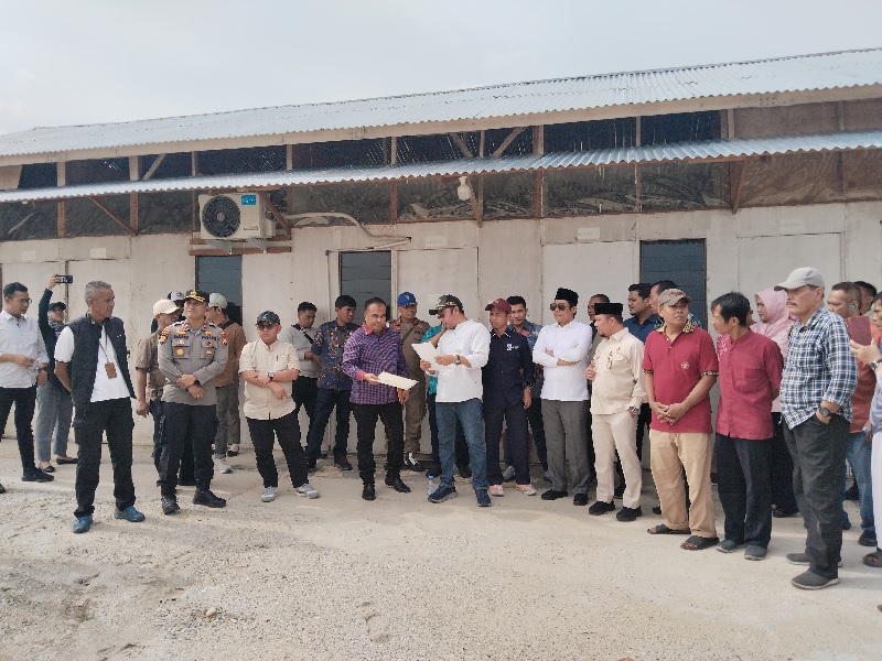Komisi IV DPRD Kota Pekanbaru, BPN Pekanbaru, para pihak bersengkata beserta perwakilan dinas terkait saat melakukan sidak di sebuah lahan di Jalan Jenderal Sudirman, Pekanbaru pada Jumat (19/9/2025).