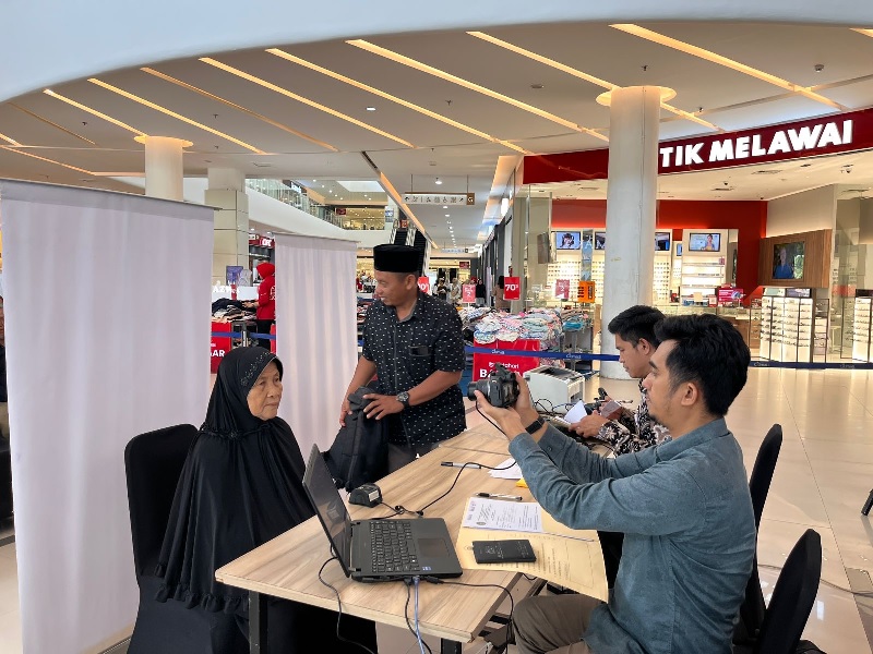 Proses pembuatan paspor Jamaah Calon Haji Kota Dumai, yang dilaksanakan Imigrasi Kelas 1 Dumai di City Mal, Dumai, Jumat (19/9/2025)