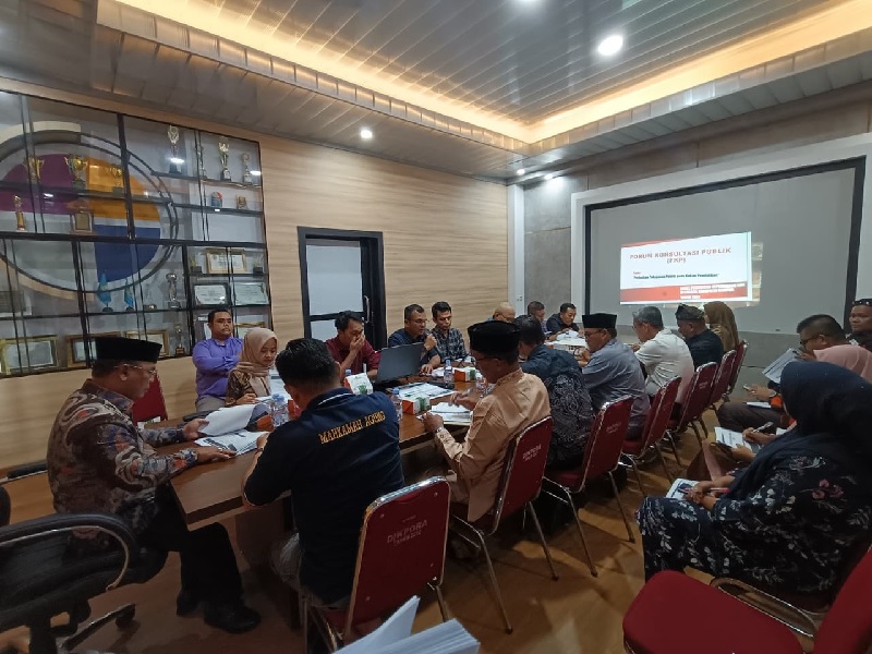Kadisdikpora Kampar Aidil saat membuka acar Forum Konsultasi Publik di Kantor Disdikpora Kampar, Bangkinang, Jumat (19/5/2025).