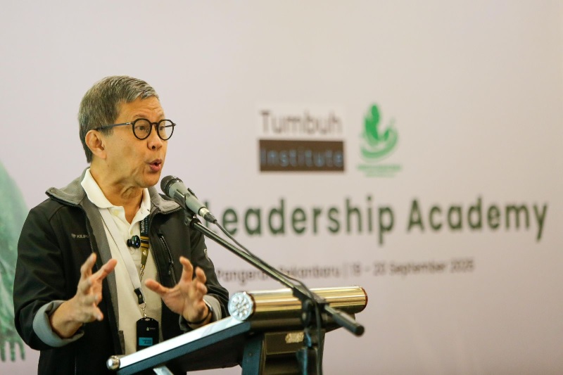 Pendiri Tumbuh Institute Rocky Gerung saat membuka leadership academy yang ditaja bersama Polda Riau, Kamis (18/9/2025). Kegiatan ini digelar selama dua hari hingga hari ini, Jumat (18/9/2025).