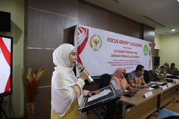 Wakil Ketua PPUU RUU DPD RI Sewitri saat membuka FGD uji sahih RUU DPD RI di Fakultas Hukum, Universitas Riau, Kamis (18/9/2025).