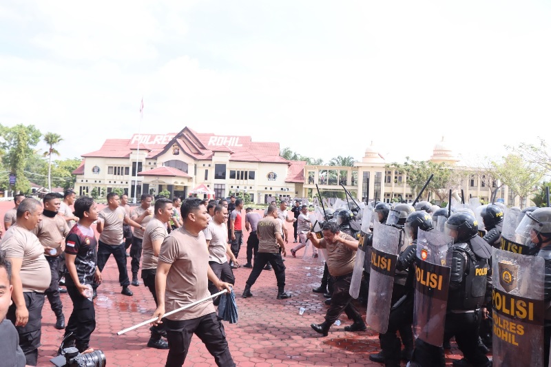 Simulasi pengamanan aksi unjuk rasa di halaman Mapolres Rohil di Ujung Tanjung, Kamis (18/9/2025).
