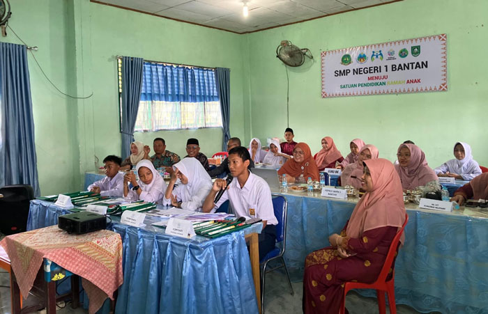 Perwakilan siswa SMPN 1 Bantan menyampaikan pemaparan bersama perwakilan Asisten Deputi Koordinasi Pelaksanaan Kebijakan Pemenuhan Hak Anak Wilayah III Kementerian PPA RI.