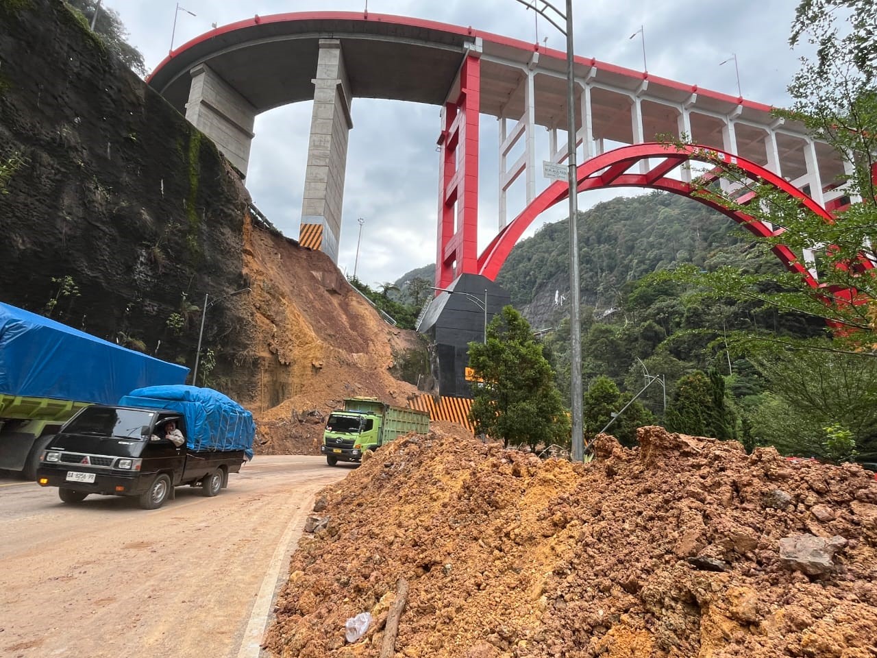 Lalu lintas di Flyover Kelok 9, Jorong Aie Putiah, Nagari Sarilamak, Kecamatan Harau.