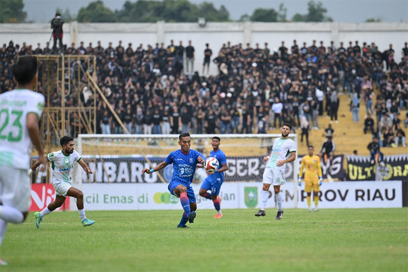 Laga PSPS Pekanbaru (jersey biru) vs PSMS Medan di Stadion Kaharuddin Nasution Rumbai Pekanbaru, Sabtu (20/9/2025).