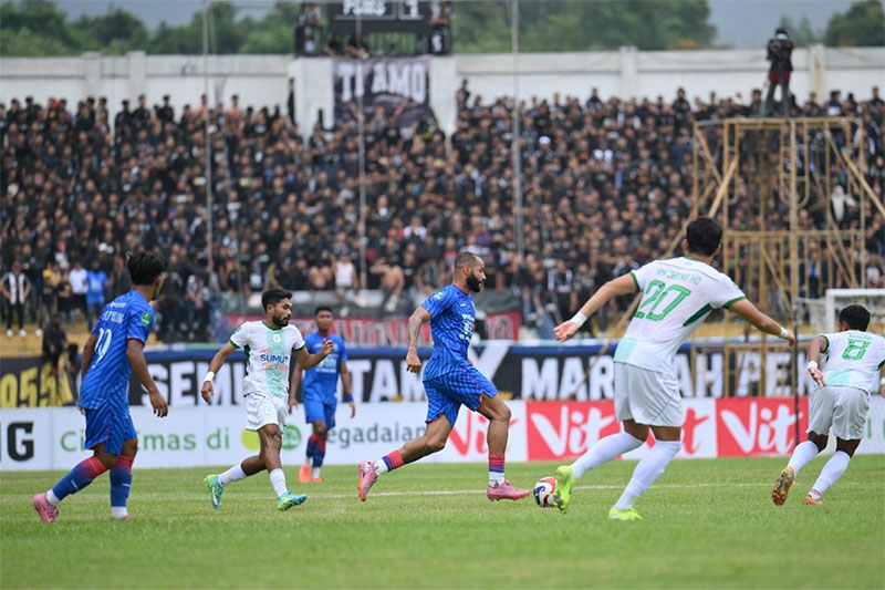 Laga PSPS Pekanbaru (Jersey biru) vs PSMS Medan di Stadion Kaharuddin Nasution Rumbai Pekanbaru, Sabtu (20/9/2025).