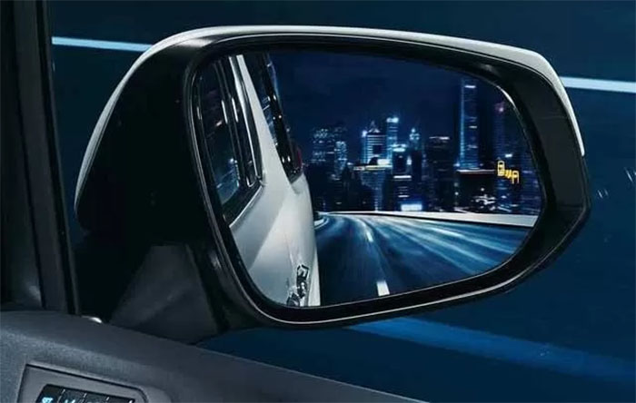 Ilustrasi blind spot saat mengendarai mobil.