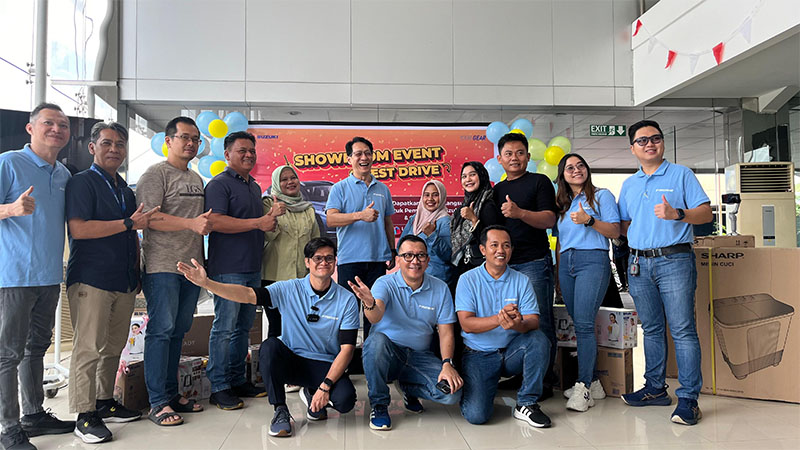 Kepala Wilayah PT Buana Indomobil Trada, Santoni (tengah) didampingi jajaran management foto bersama pemenang undian Test Drive Berhadiah yang digelar di showroom SM Amin, Sabtu (20/9/2025).