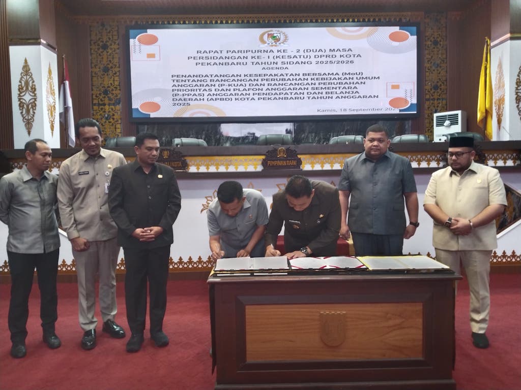 Wakil Ketua I DPRD Tengku Azwendi Fajri (kiri) dan Wakil Wali Kota Pekanbaru Markarius Anwar menandatangani berita acara P-KUA P-PPAS APBD 2025, Kamis (18/9/2025) malam.