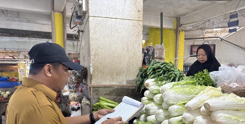 Tim Disperindag Inhu saat melakukan pemantauan harga bahan kebutuhan pokok di Pasar Rakyat Kota Rengat, Jumat (19/9/2025)