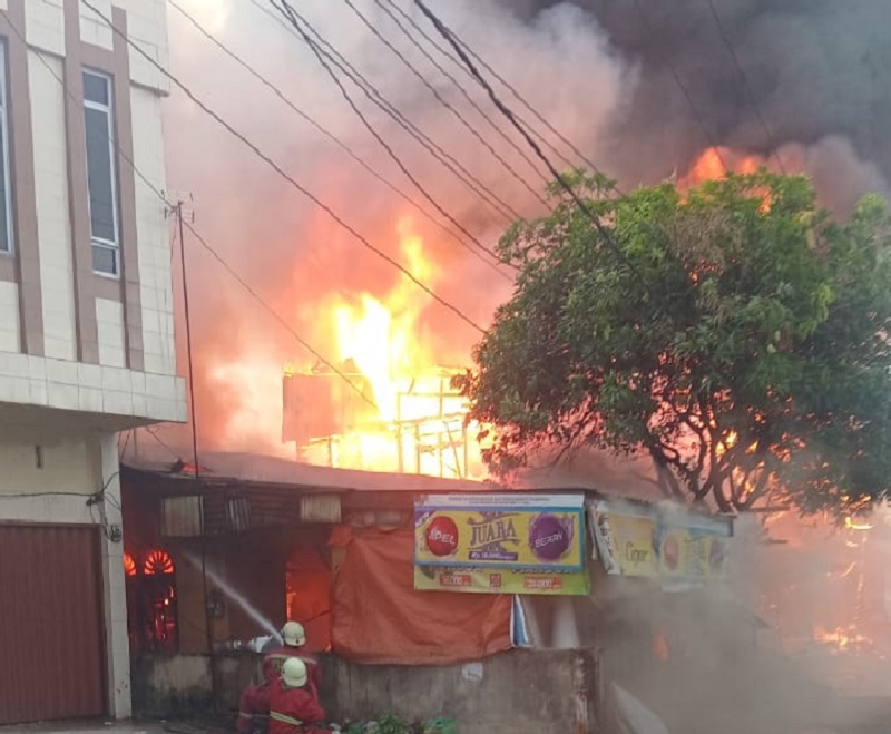 Tampak petugas tengah melakukan upaya pemadaman kebakaran yang terjadi di Jalan Pepaya, Kecamatan Sukajadi, Sabtu (20/9/2025).