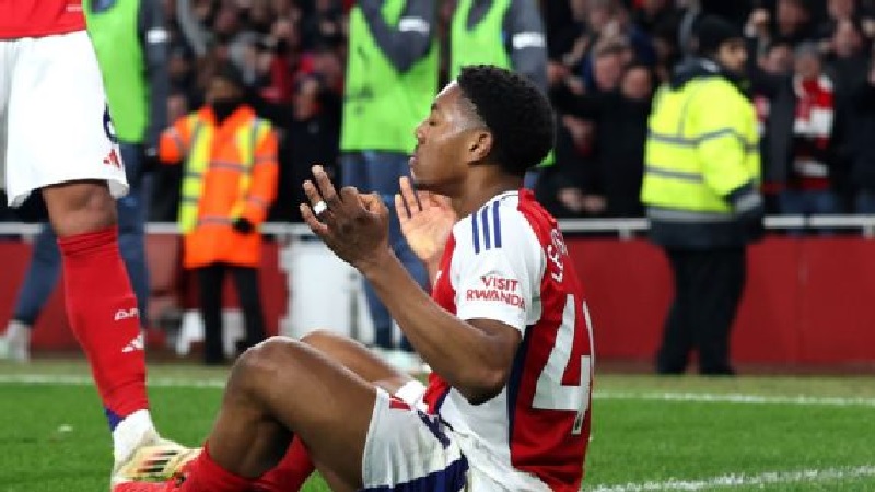 Myles Lewis-Skelly mengejek Erling Haaland dengan meniru selebrasinya setelah mencetak gol melawan Manchester City musim lalu.