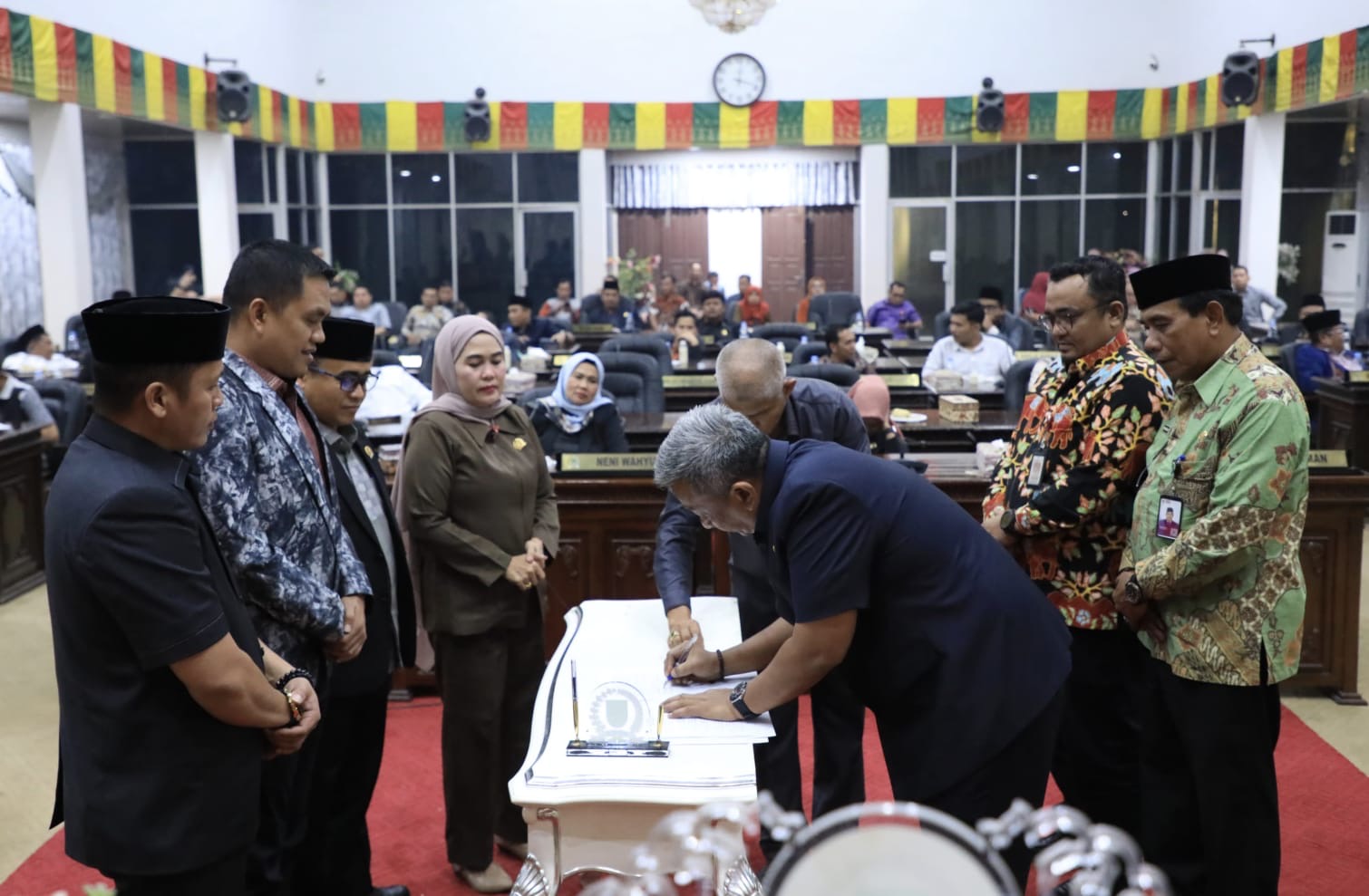 Bupati Rohul Anton ST MM menandatangani nota kesepakatan KUA dan PPAS Perubahan Tahun Anggaran 2025 disaksikan Pimpinan DPRD dalam rapat paripurna di Gedung DPRD Rohul, Jumat (19/9/2025) dinihari.
