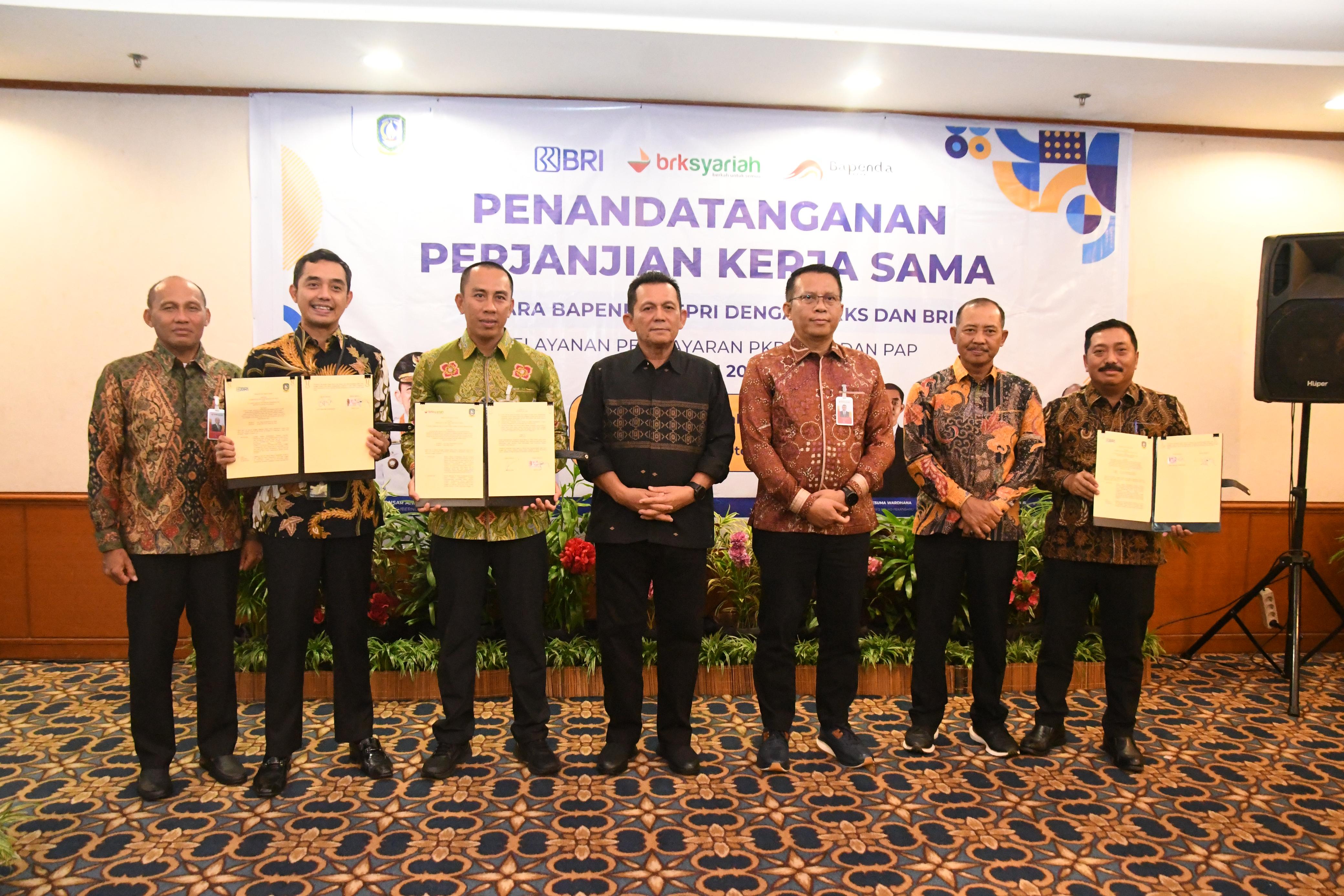 Penandatangan perjanjian BRK Syariah Tanjungpinang dengan Bapenda Provinsi Kepulauan Riau dalam penyediaan layanan informasi dan pembayaran pajak daerah secara digital
