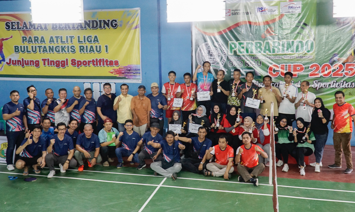 Pengurus DPD Perbarindo Riau berfoto bersama panitia dan pemenang Perbarindo Cup 2025 DPD Riau di Gor PB Babah, Pekanbaru, Ahad (21/9/2025).