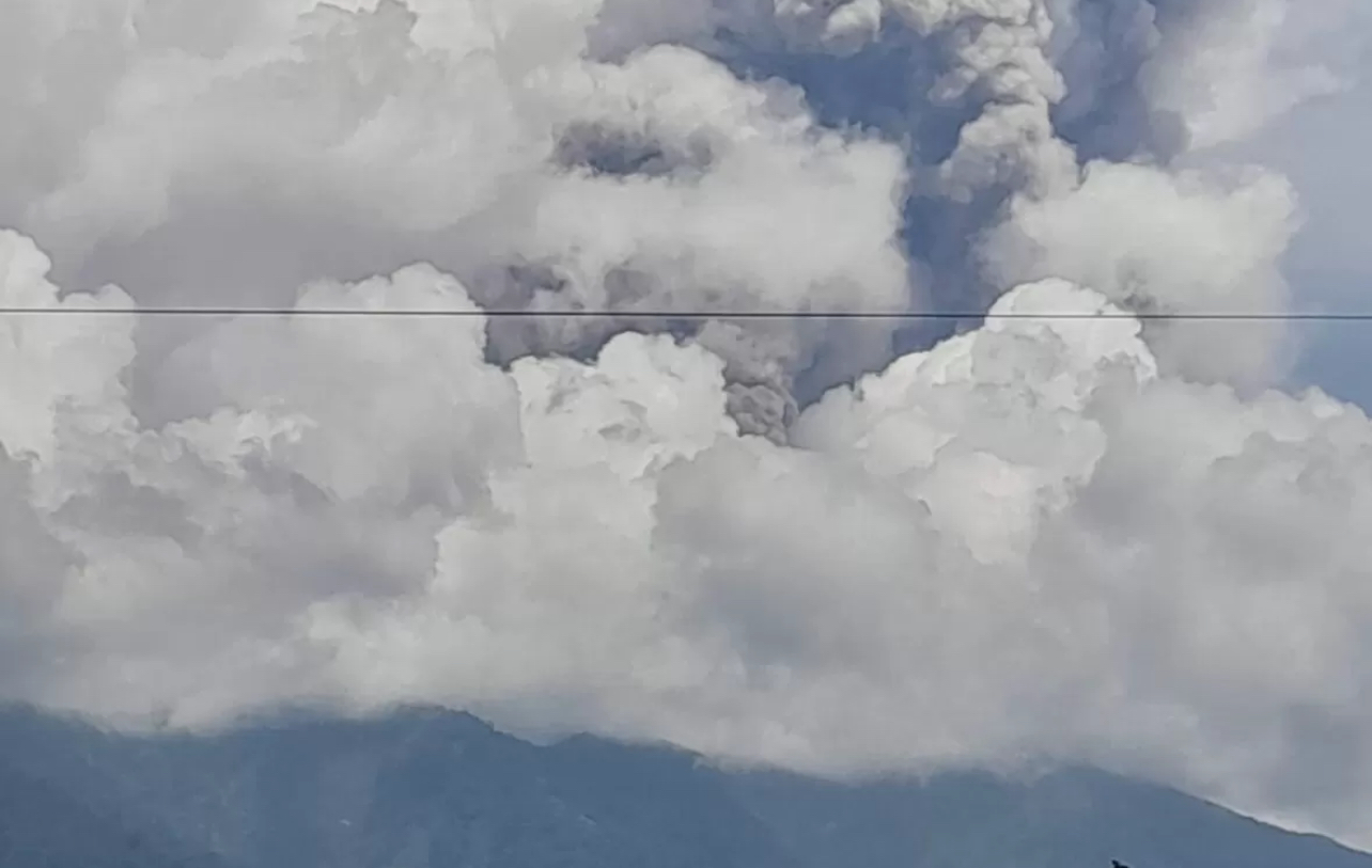 Gunung Marapi di Sumatera Barat kembali erupsi, Ahad (21/9/2025).