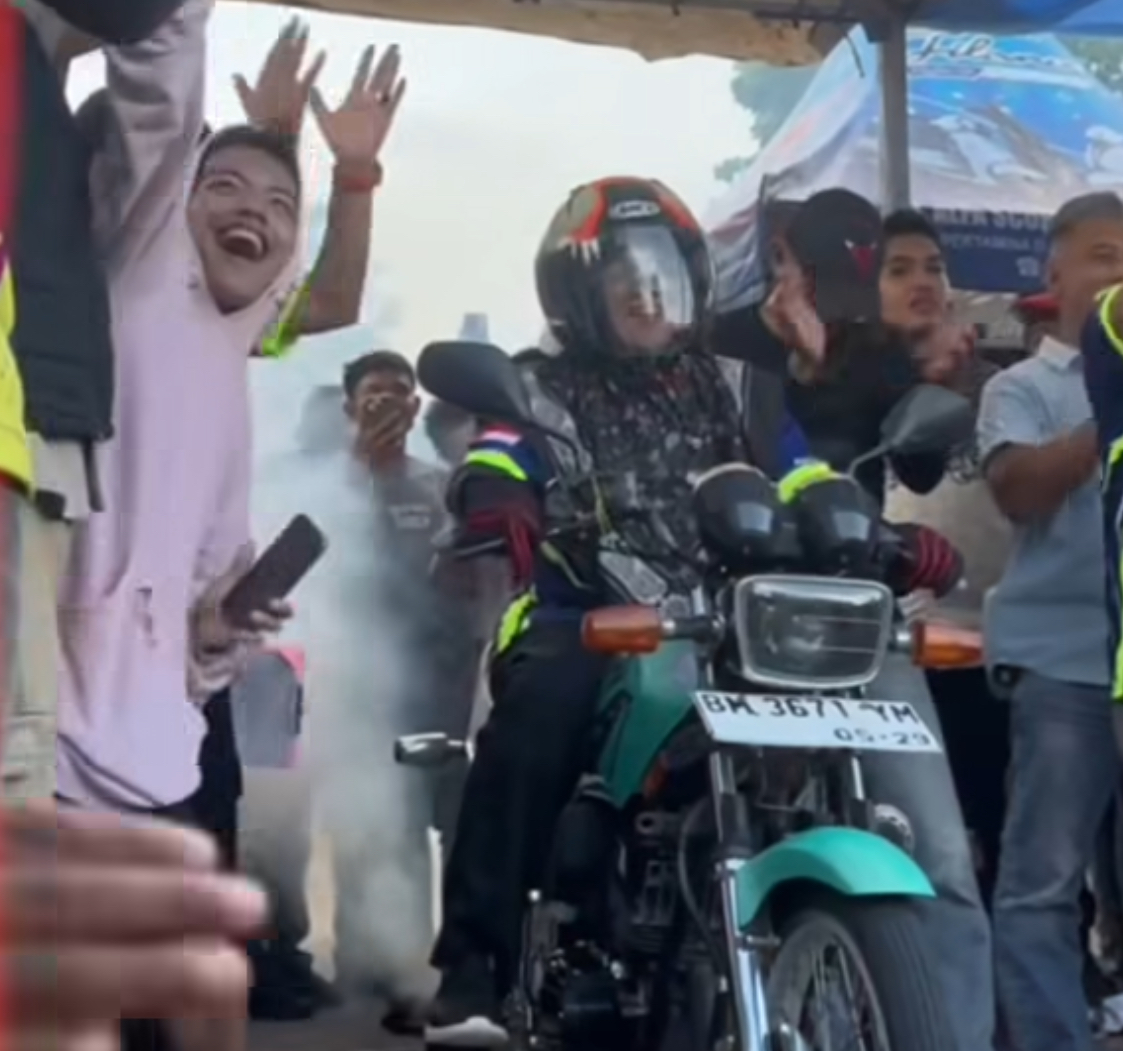 Bupati Siak Afni Zulkifli (Di atas motor memakai helm,red) turut menggeber motor RX King ikut drag bike di Siak, Riau, Sabtu (20/9/2025).