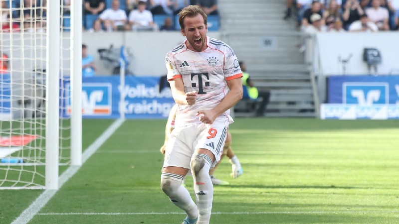 Harry Kane merayakan gol ketiganya untuk Bayern, dan penalti keduanya sore ini melawan Hoffenheim.