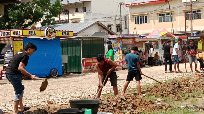 Ruas jalan area pedagang kali lima Pasar Lumpur Teluk Kuantan, ditimbuni batu oleh Dinas PUPR, Ahad (21/9/2025).