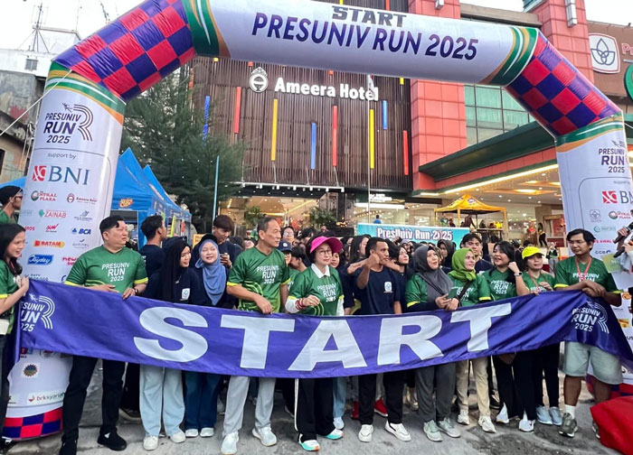 Jajaran Pembina Yayasan Peputra Manggala Nusantara Mariyana(topi pink) dampingi Sarkawi Lim (4 kiri), dan Ketua Harian IKTS Pekanbaru Nata Hedy Nyo (kiri) foto bersama para peserta PresUniv Run 2025