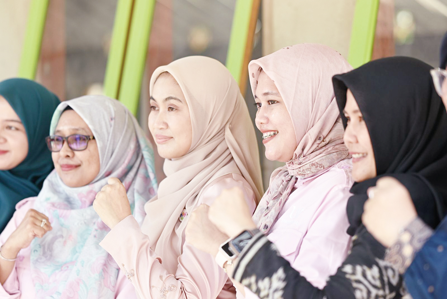 Tim pengabdian dosen Unri foto bersama Ketua Tim Penggerak PKK Provinsi Riau Hj Henny Sasmita Wahid pada kunjungannya ke Desa Empat Balai Kuok, Kampar, Kamis (18/9/2025).