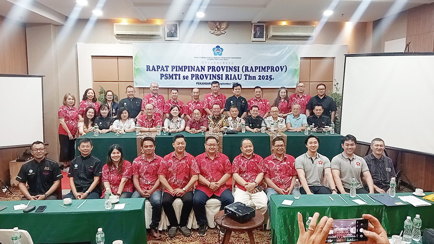 Plt Ketua PSMTI Riau Linda Wati (duduk lima kiri) mendampingi Ketua Dewan Pembina PSMTI Riau Peng Suyoto (duduk tengah) foto bersama pengurus dan anggota PSMTI Riau.