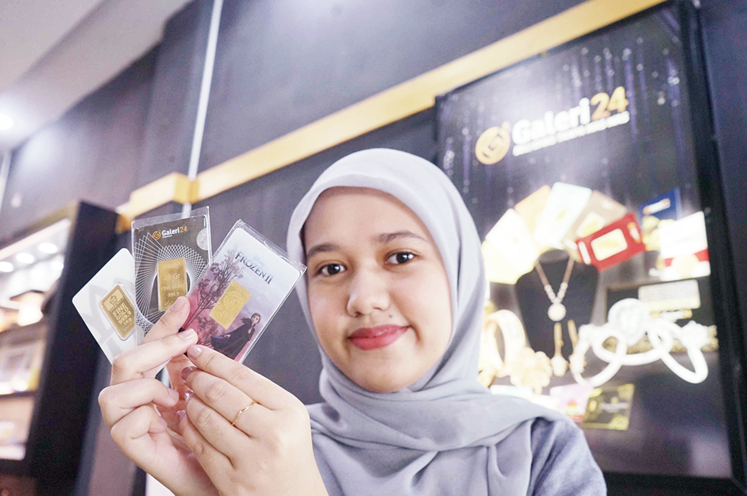 Karyawan memperlihatkan emas batangan yang dijual di Galeri24 Jalan Jenderal Sudirman Pekanbaru, baru-baru ini.