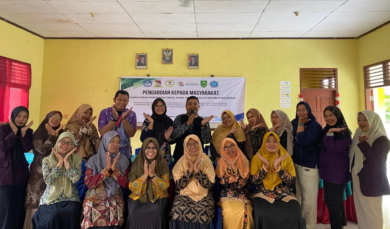 Tim Pkm dosen dan mahasiswa Universitas Prima indonesia (Unpri) foto bersama pimpinan dan guru smPn 3 sungai lala.