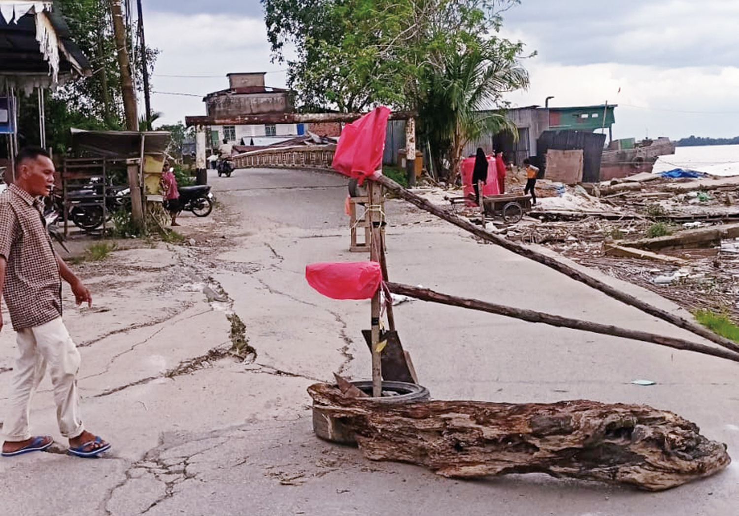 Kondisi Jalan Griliya, Kecamatan Tembilahan Hulu, Kabupaten Inhil mengelami retak dan nyaris putus, Sabtu (20/9/2025).