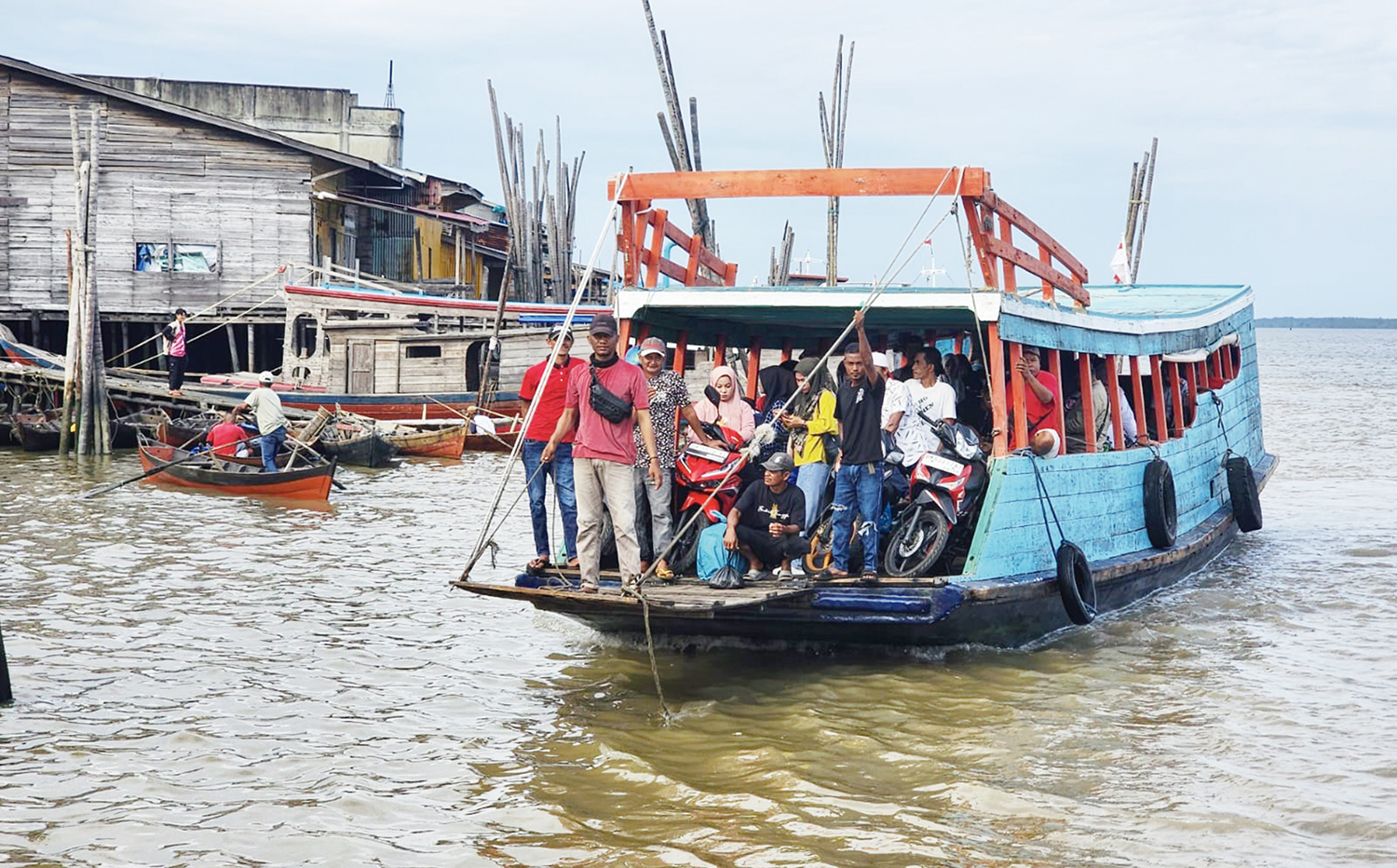 KEMPANG: Sejumlah warga Kepulauan Meranti menggunakan perahu penyeberangan tradisional yang kerap disebut kempang sebagai transportasi antarpulau setempat, Ahad (21/9/2025).