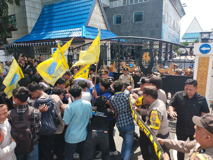 Puluhan mahasiswa dari PMII Bengkalis terlibat aksi dorong mendorong, karena dihalangi masuk ke Kantor Bupati Bengkalis dalam demo yang digelar di depan Kantor Bupati Bengkalis, Senin (22/9/2025).