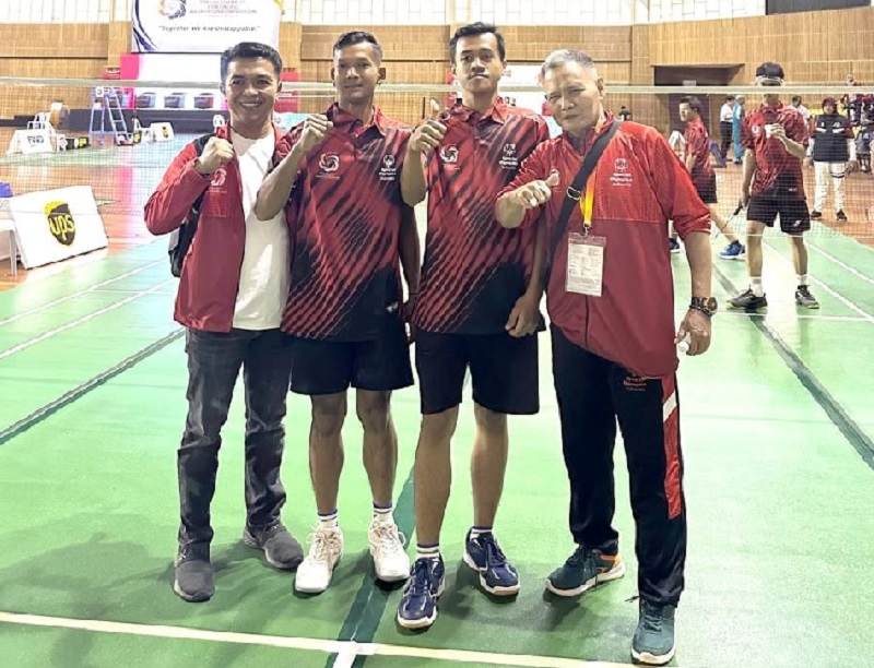 Anggota DPRD Kabupaten Kampar Eko Sutrisno Fraksi Nasdem (kiri) mendampingi atlet SOIna Indonesia diajang Special Olympics Asia Pacific Badminton Competition 2025 Malaysia, Sabtu.