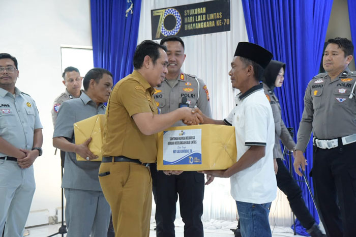 Plt Staf Ahli Bupati Bidang Ekonomi M Fendro Arrasyid serahkan santunan kepada warga kurang mampu dalam acara syukuran Harlas ke-70 Bhayangkara di Aula Tantya Sudhirajati Polres Bengkalis