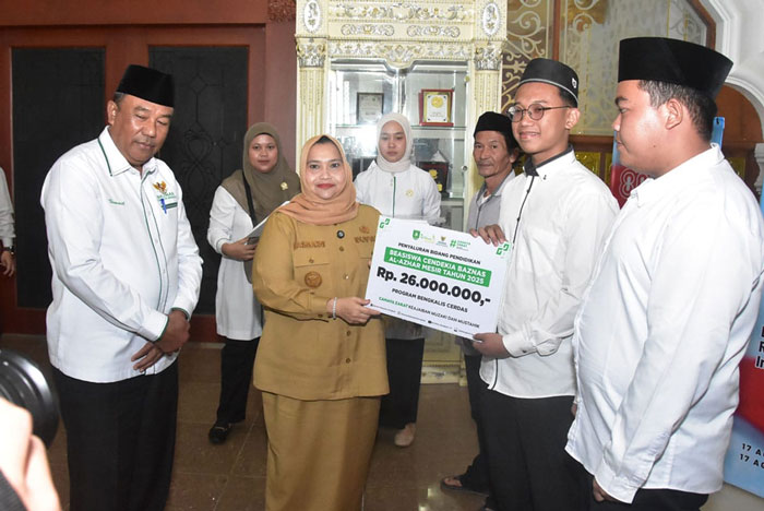 5 putra terbaik Bengkalis terima beasiswa pendidikan ke Universitas Al-Azhar Kairo dari Baznas Bengkalis, diserahkan Bupati Kasmarni didampingi Ketua Baznas Ismail di Wisma Daerah Sri Mahkota, Senin.