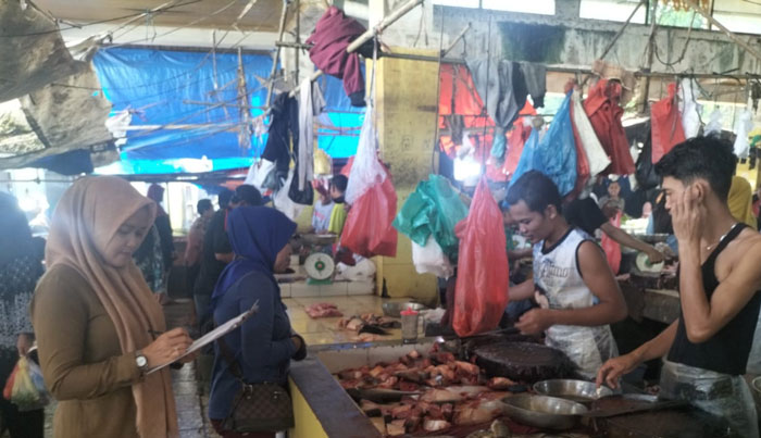 Petugas Disperindag Inhu saat melakukan pengecekan harga bahan kebutuhan pokok di pasar rakyat Kota Rengat, Senin (22/9/2025)