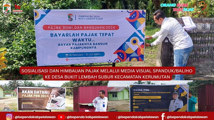 Petugas Bapenda Pelalawan melakukan pemasangan spanduk sosialisasi imbauan pajak di Kecamatan Kerumutan, baru baru ini.