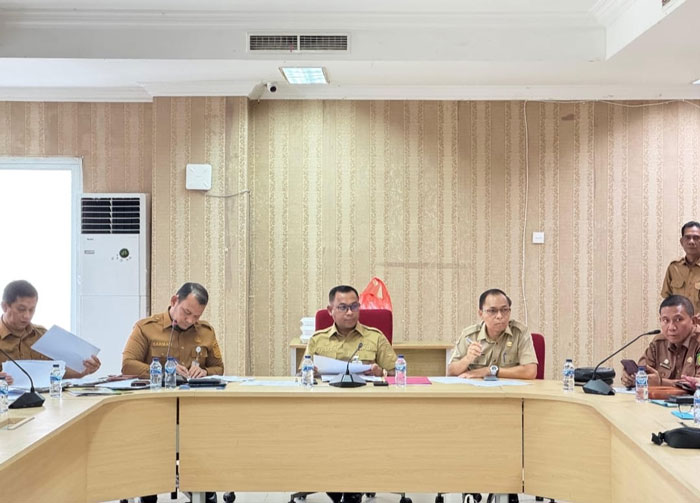 Ketua TPAD Rohil H Fauzi Efrizal memimpin rapat Bersama para kepala OPD di Bagansiapiapi, Senin (22/9/2025).