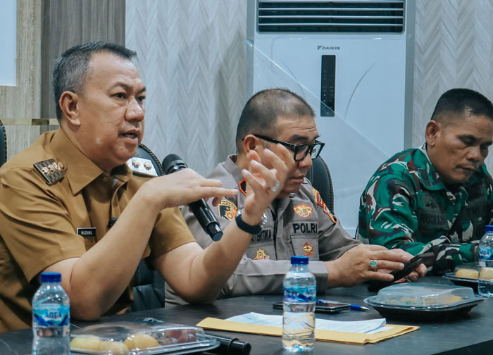Wakil Bupati Kepulauan Meranti, Muzamil Baharuddin SM MM, saat konferensi pers &ldquo;Press Release Suspect Monkeypox&rdquo; di Ruang Rapat Melati, Kantor Bupati, Senin (22/9/2025).