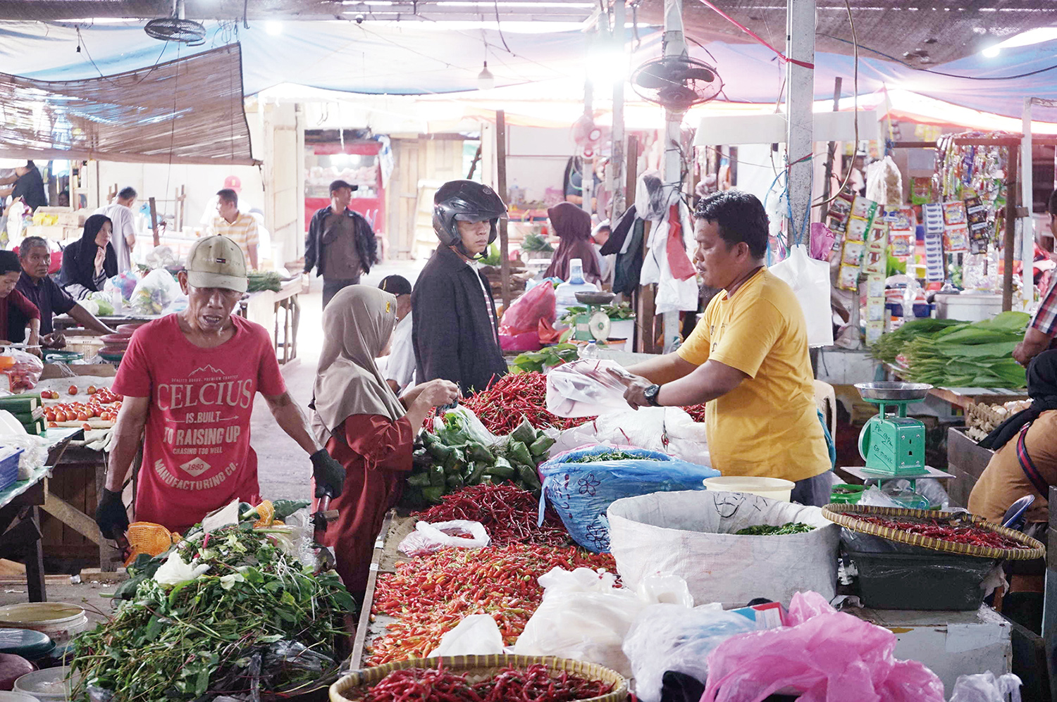 Warga membeli cabai merah di Pasar Cik Puan Pekanbaru, Ahad (21/9/2025).  Harga cabai masih tinggi di kisaran Rp90 ribu hingga Rp100 ribu per kilogram.