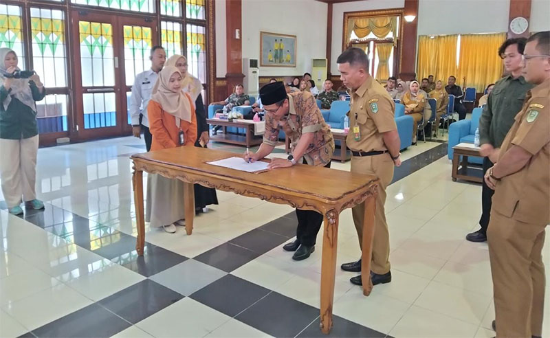 Penandatanganan Standar Pelayanan Publik BPS Kabupaten Siak oleh Kepala BPS Nugroho Imam Darodjat SST MSi, dan Kadis Kominfo Romy Lesmana di Kantor Bupati Siak, Selasa (23/9/2025).