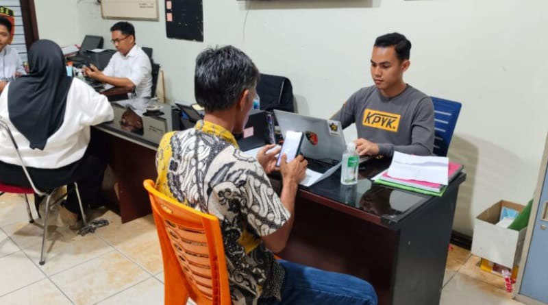 Warga dari 8 KK di sekitaran TNTN, memberikan keterangan kepada polisi setelah diintimidasi sekolompok orang karena bersedia direlokasi, Selasa.(23/9/2025).
