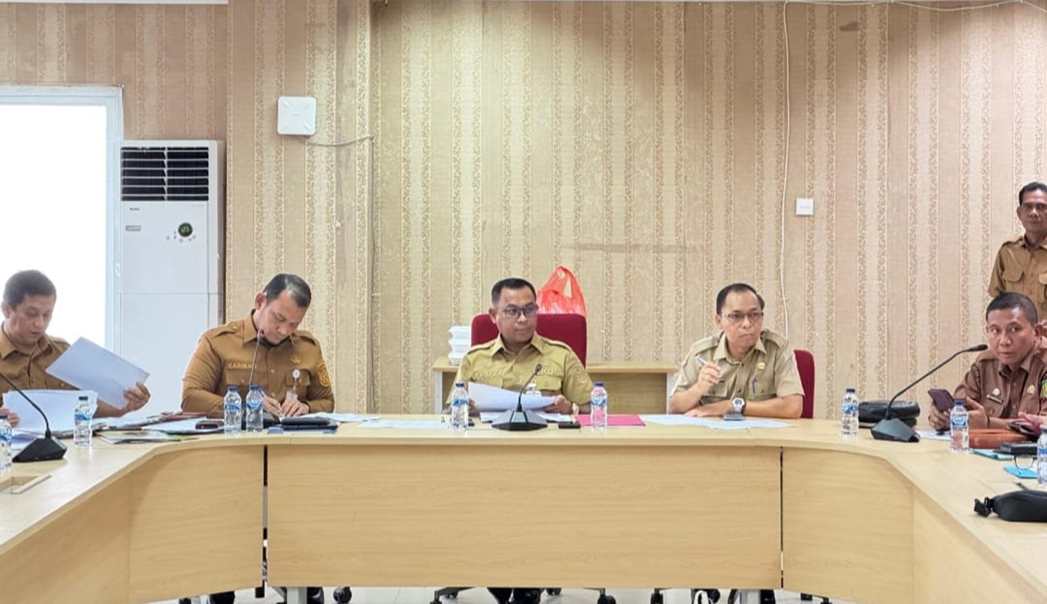 Ketua TPAD Rohil H Fauzi Efrizal memimpin rapat pembahasan RAPBD Perubahan 2025 bersama para kepala OPD di Bagansiapiapi, Senin (22/9/2025).