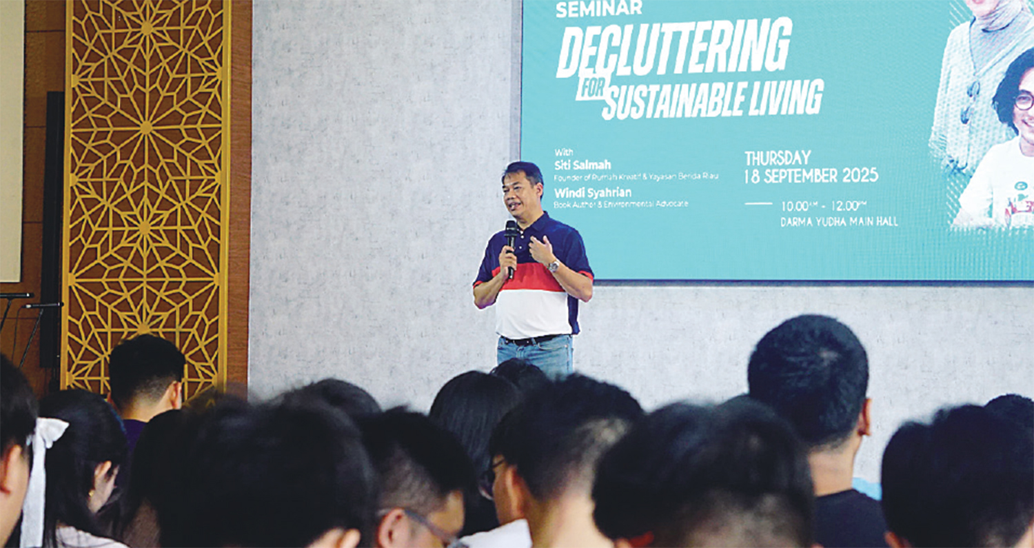 Regional Head PT CDN, Harry Sutiono saat memberi kata sambutan dalam acara seminar Decluttering yang digelar PT Capella Dinamik Nusantara (CDN) selaku main dealer sepeda motor Honda wilayah Riau bersama PT Astra Honda Motor (AHM) di aula SMA Darma Yudha P