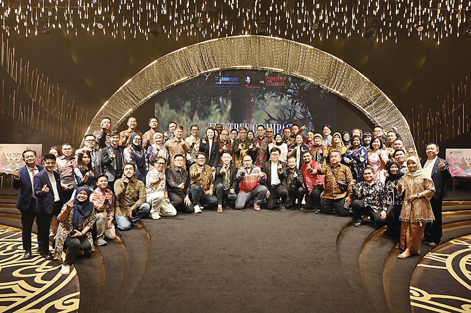Karyawan PLN UIP Sumbagteng, pemenang, dan panitia foto bersama di Asian Impact Awards 2025.